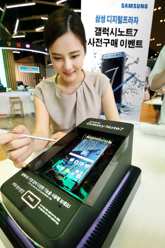 홍채인식 기능을 앞세운 삼성전자 '갤럭시노트7'이 예약 판매 시작과 함께 흥행 조짐을 보이고 있는 가운데 올해 판매량이 예상을 넘어 1000만대를 넘을 것이란 전망이 잇따르고 있다. 삼성전자 모델이 서울의 한 삼성디지털프라자에서 갤럭시노트7 공식 출시 전에 구매한 소비자에 웨어러블 건강관리 기기 '기어핏2'을 제공하는 등 사전 판매 이벤트를 안내하고 있다.  삼성전자 제공